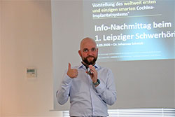 Herr Dr. Schmidt beginnt mit dem Vortrag