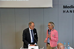 Frau Prof. Dr.med. Lesinski-Schiedat moderiert u.a. die Fragerunde zum Vortrag von Prof. Lenarz