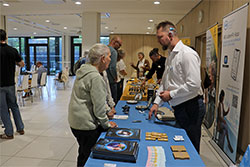 Infostand der CI Firma Advanced Bionics, Herr Zerr bei der Beratung