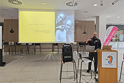 Herr Kluge von der CI Firma Cochlear&trade; beim Vortrag