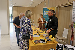 Infostand der CI Firma Cochlear&trade;, Frau Swiston und Herr Kluge