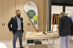 Herr Ziegler am Infostand von Ziegler H&ouml;rger&auml;te