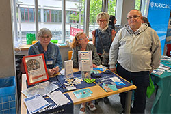 Erika und Thomas am Infostand der Selbsthilfekontaktstelle Halle