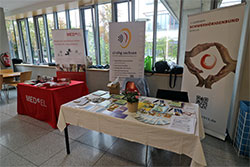 Infostand des OV Leipzig gemeinsam mit der CI-Gruppe des LV, gleich nebenan gibt es Infos von MED-EL