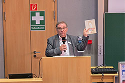 Herr Dr. M&uuml;ller informiert &uuml;ber 125 Jahre Schwerh&ouml;rigenbewegung